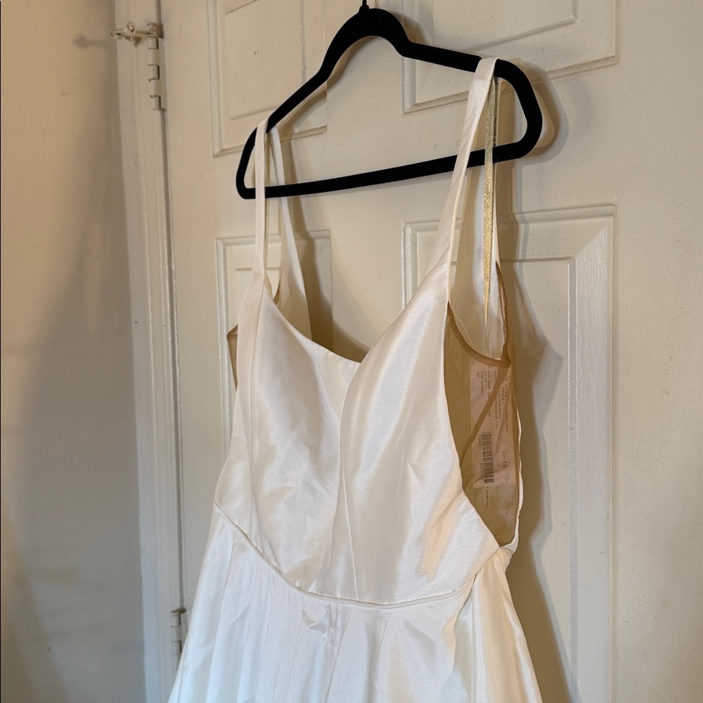 Jenny by Jenny Yoo
Lawrence Square-Neck Open-Back Taffeta
Wedding Gown - Picture 8 of 17